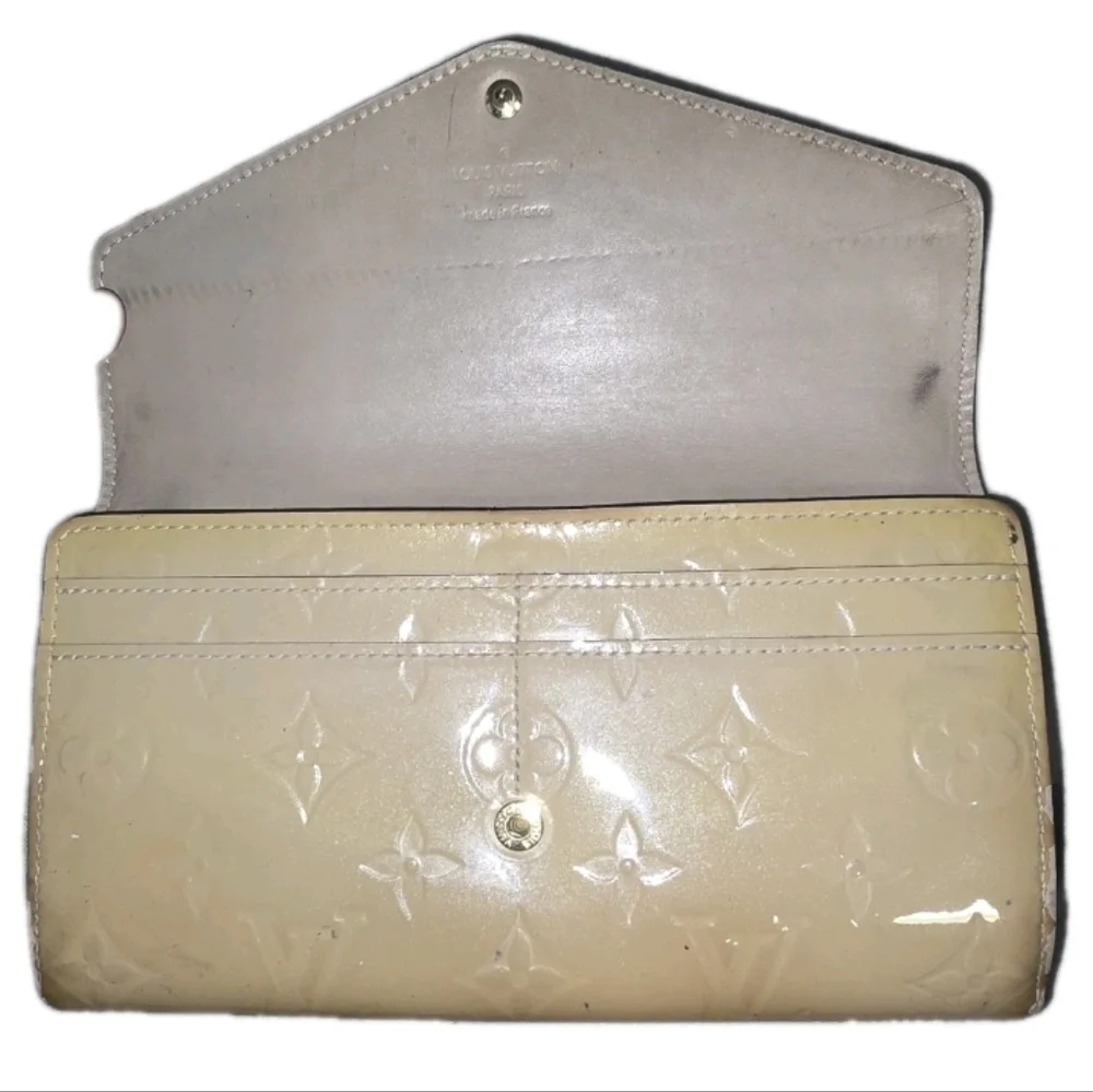 Authentic Louis Vuitton Light Yellow Vernis Monogram Long Snap Sarah Wallet